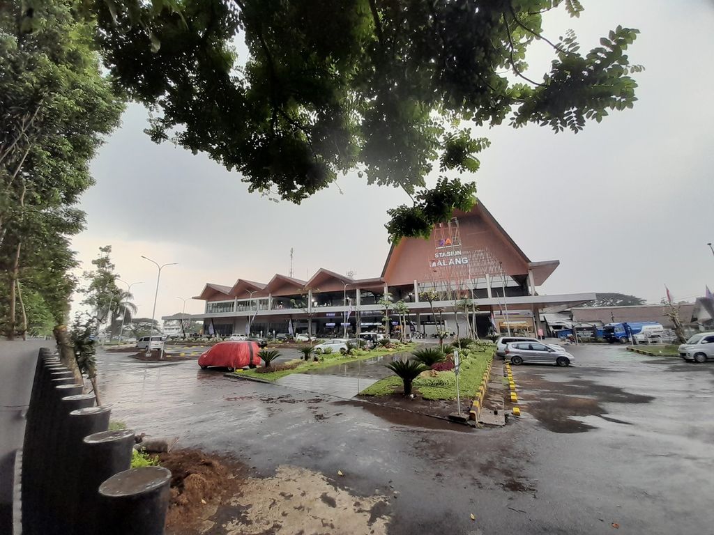 Hujan lokal membasahi kawasan Stasiun Malang, Jawa Timur, yang masih lengang oleh penumpang, Rabu (13/4/2022) siang. Memasuki 10 hari kedua Bulan Ramadhan sebanyak 24 persen kereta api jarak jauh untuk masa Lebaran 1443 H telah terjual di Malang.