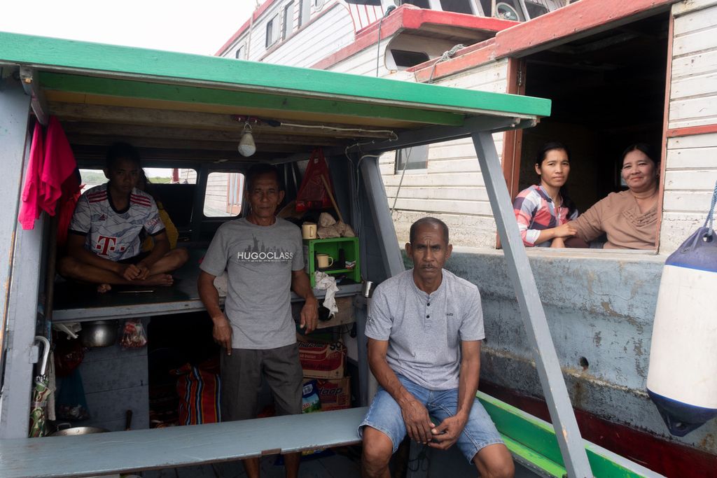 Ibrahim (tengah) mengungsi di atas perahu bersama 17 warga lain yang terdampak bencana tanah longsor di Pulau Serasan, Natuna, Kepulauan Riau, Sabtu (11/3/2023).