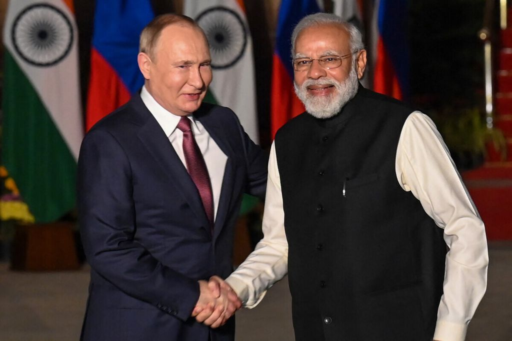 Perdana Menteri India Narendra Modi (kanan) menyapa Presiden Rusia Vladimir Putin sebelum pertemuan di Hyderabad House di New Delhi, 6 Desember 2021. 