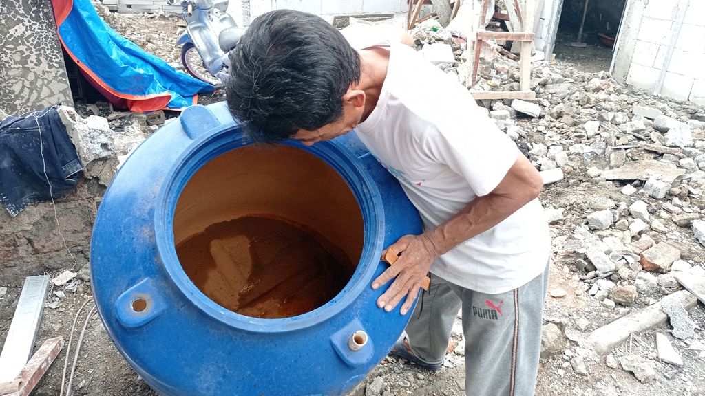 Karat dari air sumur melapisi bagian dalam tandon plastik milik warga RT 008 RW 008, Simprug, Kelurahan Grogol Selatan, Kecamatan Kebayoran Lama, Jakarta Selatan, Senin (10/10/2022).