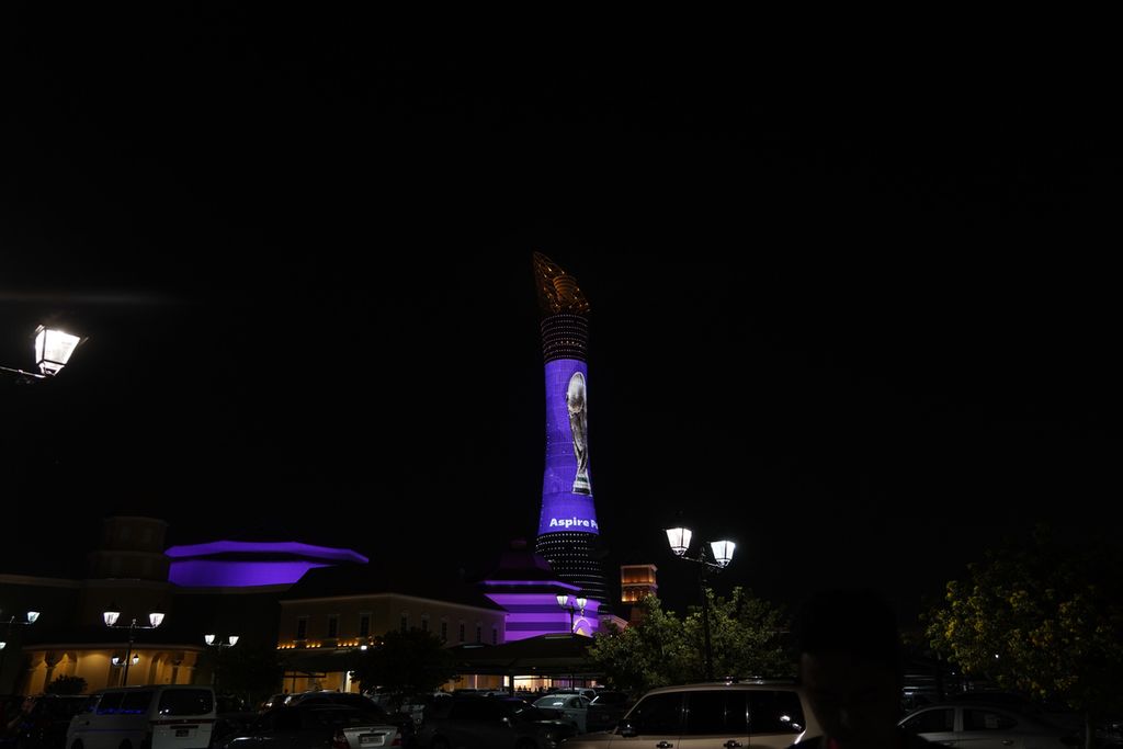 Torch Tower di Doha, Qatar, menampilan gambar trofi Piala Dunia, Selasa (15/11/2022). Ajang ini menjadi penyemarak menjelang diselenggarakan turnamen Piala Dunia 2022 yang akan berlangsung 20 November - 18 Desember 2022. 