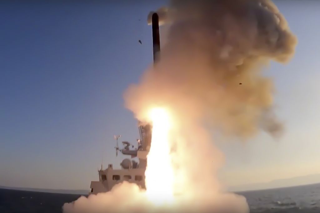 Dalam foto yang dirilis oleh kementerian Pertahanan Rusia pada Selasa (11/10/2022) tampak sebuah rudal jelajah diluncurkan dari kapal perang Rusia. Rudal itu diarahkan pada sebuah target di Ukraina.