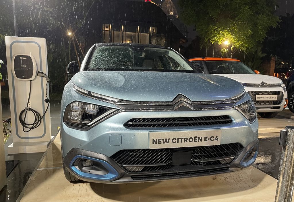 Mobil listrik murni Citroen e-C4 adalah salah satu model pabrikan asal Perancis yang akan memasuki pasar otomotif Indonesia pada 2023 di bawah Indomobil Group. Model ini diproduksi di Madrid, Spanyol.