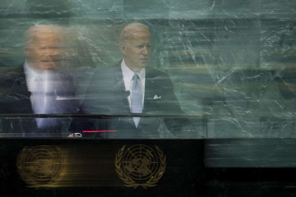 Foto yang diambil dengan teknik long exposure ini memperlihatkan Presiden Amerika Serikat Joe Biden tengah menyampaikan pidato dalam Sidang Umum Ke-77 Perserikatan Bangsa-Bangsa, Rabu (21/9/2022) yang digelar di Markas Besar PBB di New York City.