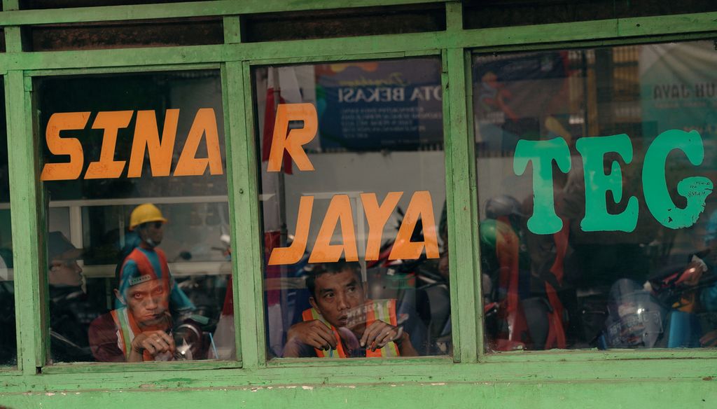 Pekerja proyek sedang makan siang di warung tegal di kawasan Bekasi Barat, Kota Bekasi, Jawa Barat, Rabu (31/8/2022). Pemerintah akan kembali menyalurkan bantuan subsidi upah atau BSU untuk mengantisipasi dampak kenaikan harga bahan bakar minyak dan berbagai barang terhadap daya beli masyarakat. 