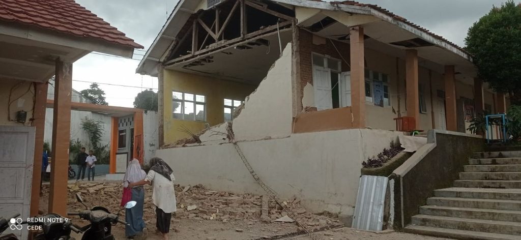 Gempa merusak bangunan sekolah di Cianjur, Jawa Barat, Senin (21/11/2022). Gempa berkekuatan M 5,6 ini adalah gempa dangkal yang berpusat di darat. 