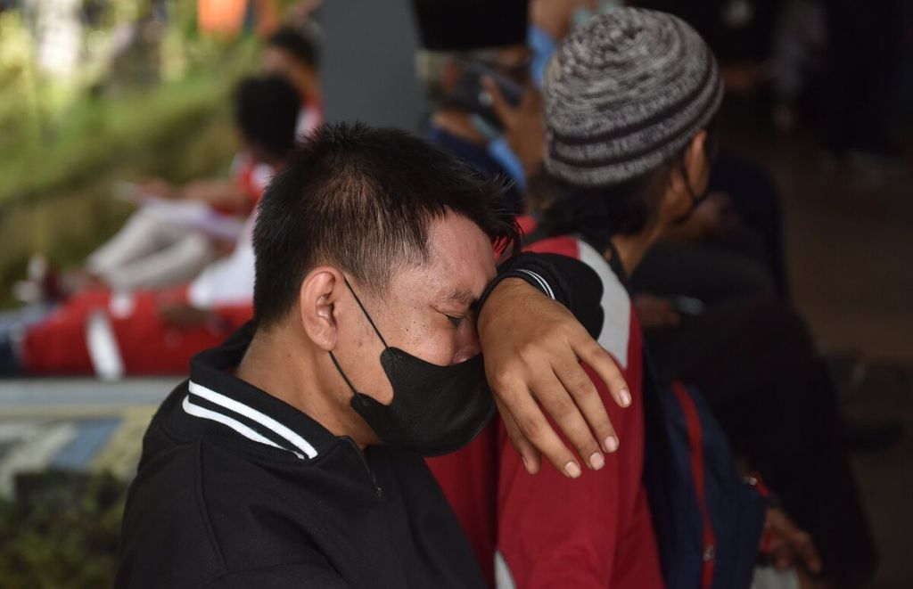 Kepedihan menyelimuti keluarga yang kerabatnya menjadi korban meninggal kecelakaan bus di Tol Surabaya-Mojokerto di kamar jenazah RSUD Dr. Wahidin Sudiro Husodo, Kota Mojokerto, Jawa Timur, Senin (16/5/2022). 