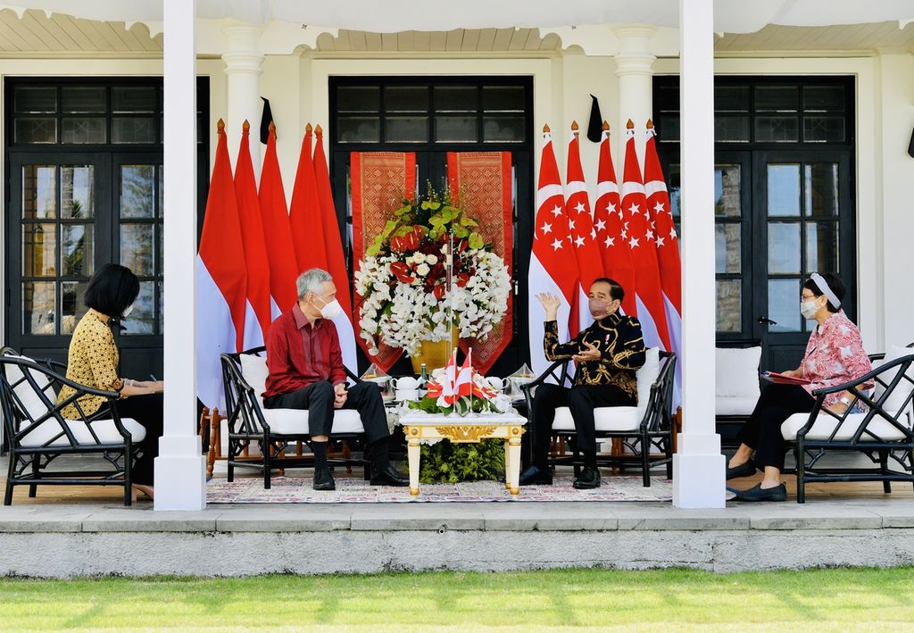Presiden Joko Widodo dan Perdana Menteri Singapura Lee Hsien Loong bertemu informal di beranda The Sanchaya Resort Bintan, Kabupaten Bintan, Kepulauan Riau, Selasa (25/1/2022). Menteri Luar Negeri Retno Marsudi (paling kanan) dan Menteri Senior Negara Sim Ann (paling kiri) juga ikut dalam pertemuan.