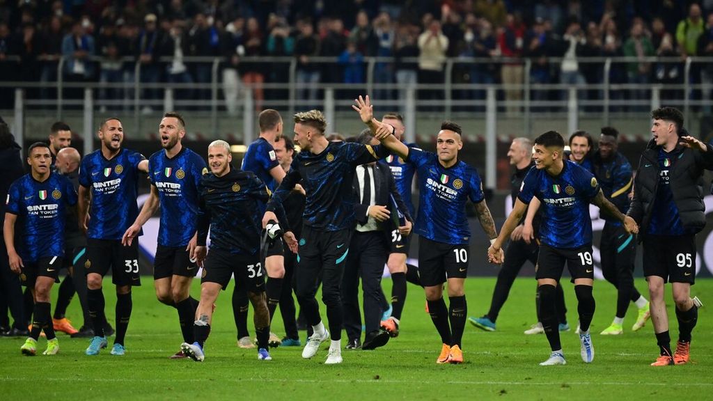 Para pemain Inter Milan melakukan selebrasi setelah pertandingan kedua semifinal Piala Italia (Coppa Italia) di Stadion Giuseppe Meazza, Milan, Rabu (20/4/2022) dini hari WIB. Inter Milan mengalahkan AC Milan, 3-0 dan lolos ke babak final dengan agregat 3-0. Inter Milan akan menghadapi AS Roma, Sabtu (23/4/2022) di lanjutan Liga Italia.