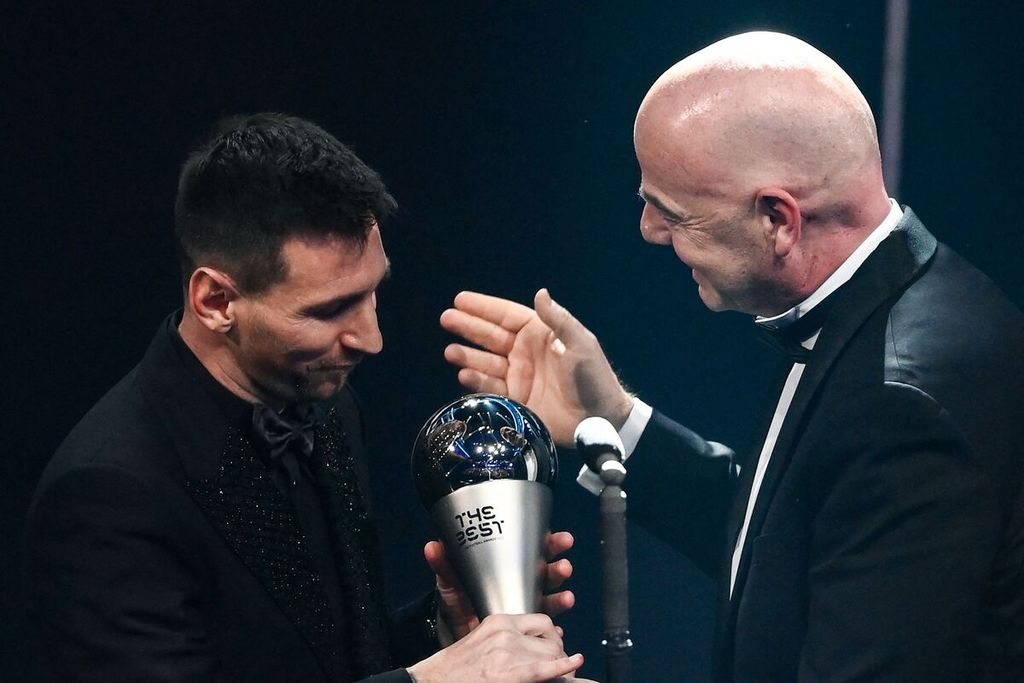 Striker timnas Argentina Lionel Messi (kiri) menerima penghargaan Pemain Terbaik Dunia FIFA oleh presiden FIFA Gianni Infantino di Paris, Prancis, Selasa (28/2/2023) dini hari WIB.  Messi mengantarkan Argentina menjuarai Piala Dunia Qatar 2022. 