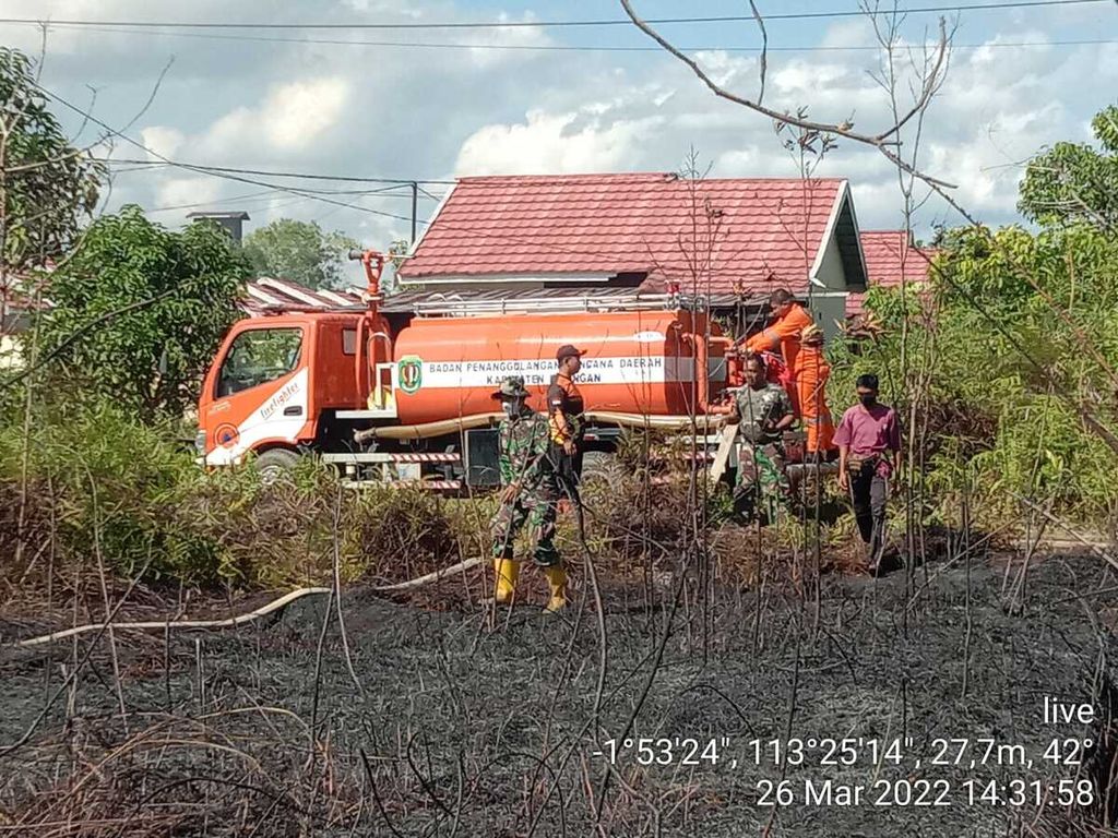 Petugas pemadam kebakaran bersama TNI-Polri juga BPBD Katingan memadamkan api di lahan bergambut di wilayah Kasongan, Kabupaten Katingan, Kalimantan Tengah, Sabtu (26/3/2022).