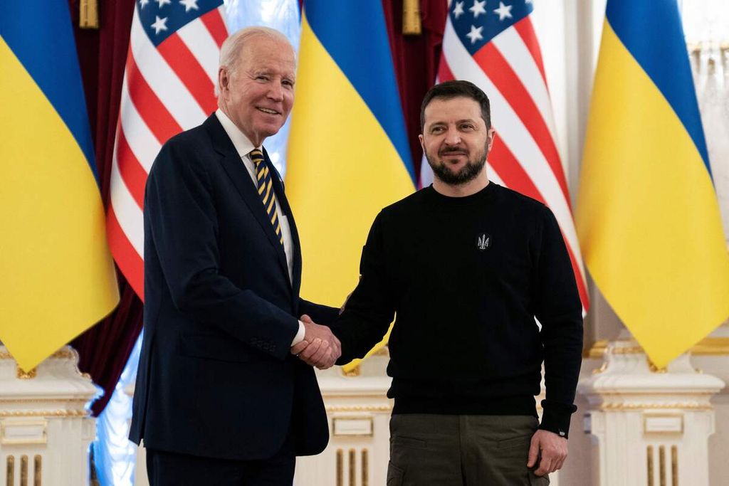 Presiden Amerika Serikat Joe Biden (kiri) berjabat tangan dengan Presiden Ukraina Volodymyr Zelenskyy di Istana Mariinsky di Kyiv, 20 Februari 2023. Biden menjanjikan peningkatan pengiriman senjata untuk Ukraina selama kunjungan mendadak ke Kyiv. 