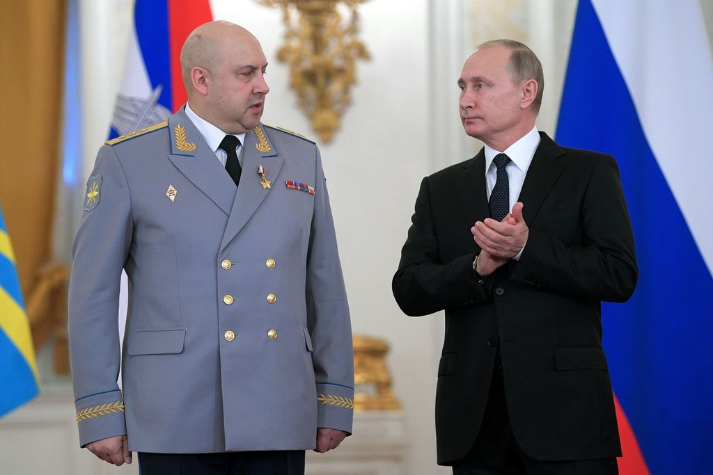 Presiden Rusia Vladimir Putin di Kremlin, Moskwa, 28 Desember 2017, memberikan aplaus di samping Jenderal Kolonel Sergey Surovikin (kiri) dalam sebuah upacara penganugerahan penghargaan  bagi tentara yang bertempur di Suriah. 
