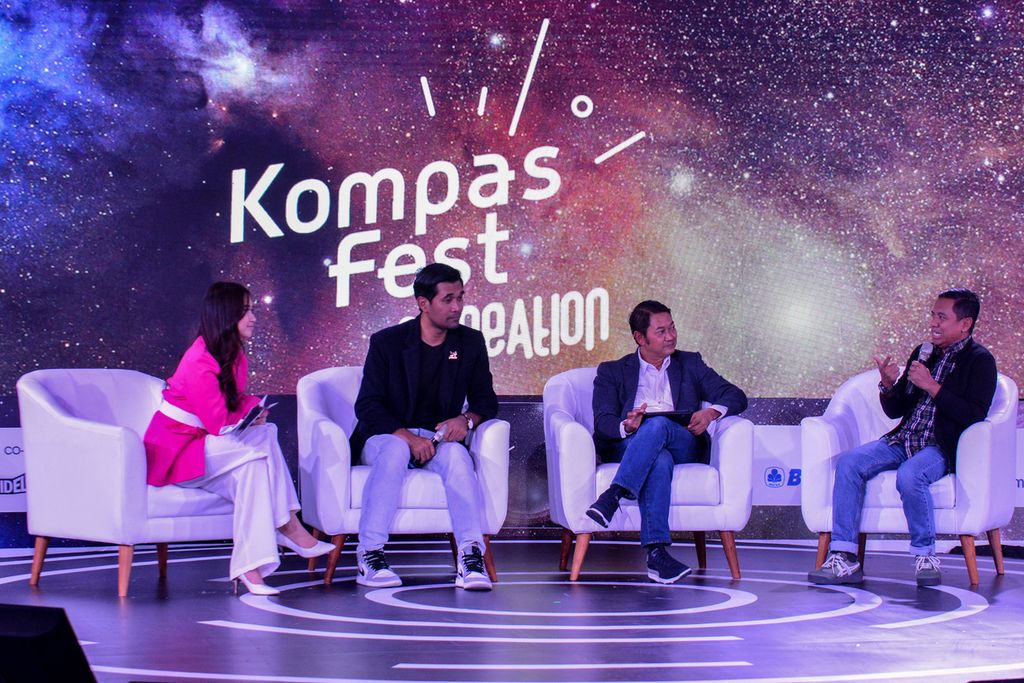 Founder of "Cool Young Farmers" AA Gede Agung Wedhatama, Executive Vice President of Retail Sales and Customer Service at PT PLN (Persero) Tonny Bellamy, and Coordinator of the Public Relations Department at the Ministry of Agriculture Arief Cahyono (second from left to right) attended the Kompasfest Creation 2023 event at the Dome Area, Senayan Park, Jakarta, on Saturday (17/6/2023).