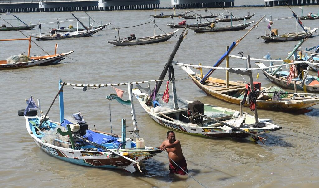 Nelayan pulang melaut di Pantai Tambak Wedi, Kota Surabaya, Jawa Timur, Senin (29/8/2022). Sebagian besar nelayan setempat membeli pertalite sebagai bahan bakar mesin perahunya secara eceran. Untuk 1 liter pertalite, mereka membayar Rp 10.000. Dalam sehari, nelayan menghabiskan 3-5 liter pertalite. Di tengah kenaikan harga bahan pokok ditambah dengan harga jual ikan yang statis, kenaikan harga bahan bakar pertalite oleh pemerintah akan semakin menambah beban hidup nelayan.