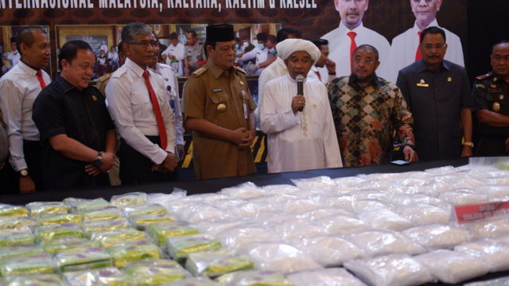 Zuhdiannoor atau lebih dikenal dengan panggilan Guru Zuhdi (memegang mikrofon) menyampaikan wejangan dalam konferensi pers terkait narkoba di Aula Bhayangkari Mathilda Batlayeri, Markas Kepolisian Daerah Kalimantan Selatan di Banjarmasin, Senin (16/3/2020).