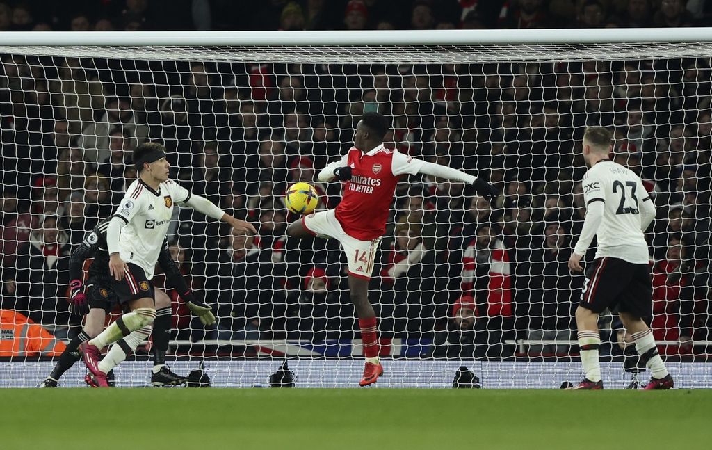 Pemain Arsenal Eddie Nketiah (tengah) mencetak gol ke gawang Manchester United pada laga Liga Inggris di Stadion Emirates, London, Senin (23/1/2023) dini hari WIB. Pada laga itu, Arsenal menang dengan skor 3-2.