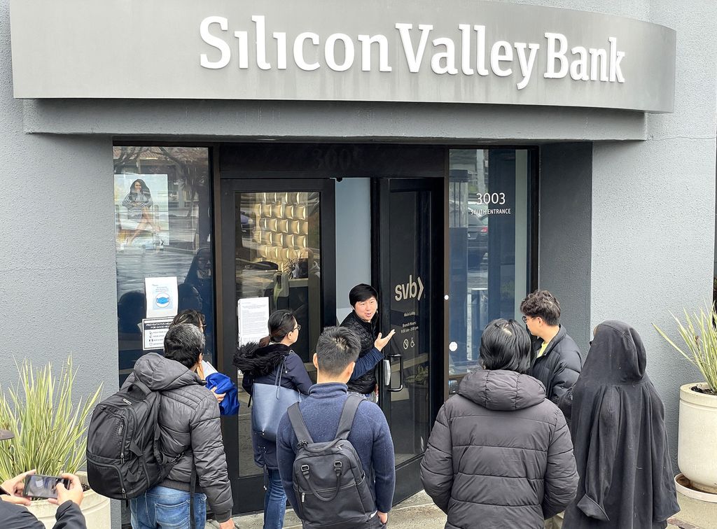 Seorang staf Silicon Valley Bank (SVB) tengah berbicara dengan sejumlah nasabah di depan kantor SVB di Santa Clara, California pada 10 Maret 2023.