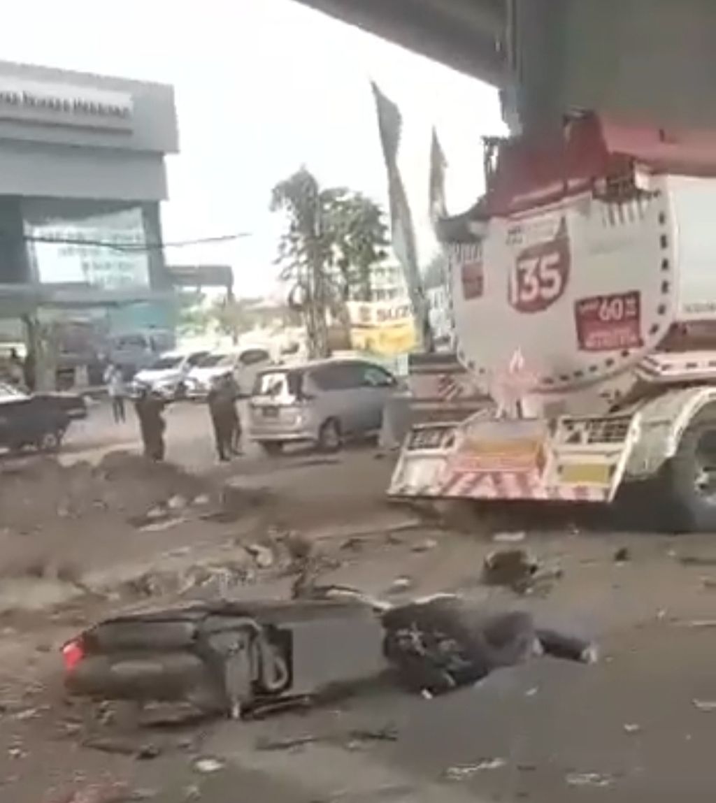 Suasana setelah kecelakan lalu lintas beruntun di Jalan Raya Alternatif Cibubur (Transyogi), Kelurahan Jatirangga, Kecamatan Jatisampurna, Kota Bekasi, Jawa Barat, Senin (18/7/2022).