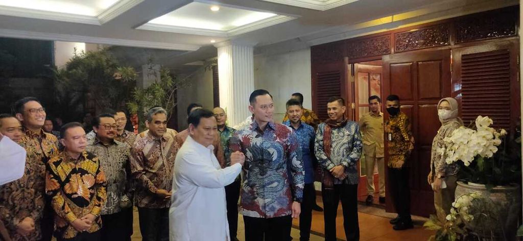 Ketua Umum Partai Gerindra Prabowo Subianto setelah pertemuan dengan Ketua Umum Partai Demokrat Agus Harimurti Yudhoyono, di kediaman Prabowo, Jakarta, Jumat (24/6/2022).