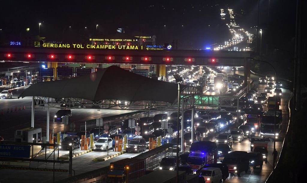 Vehicles crowd the Jakarta Cikampek Toll Road at the Cikampek Utama Toll Gate, Karawang, West Java, Friday (6/5/2022). The return flow of vehicles from the east to Jakarta has continued to increase since the morning.