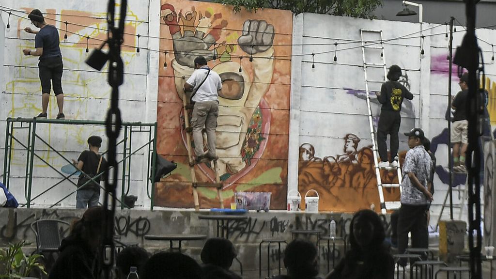 Sejumlah seniman mural mengikuti lomba bertemakan pejuang masa kini di Jatiasih, Bekasi, Jawa Barat, Kamis (28/10/2021). Lomba mural tersebut untuk menyambut Hari Sumpah Pemuda dan memperindah ruang publik. ANTARA FOTO/ Fakhri Hermansyah/foc.