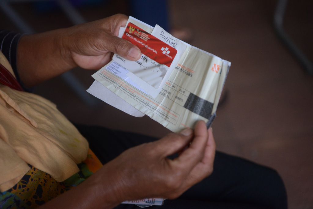 Warga menyiapkan kartu untuk menerima bantuan sembako di e-Warung Kementerian Sosial di kompleks Kantor Kelurahan Kramat Selatan, Kecamatan Magelang Utara, Kota Magelang, Jawa Tengah, Rabu (26/8/2020). 