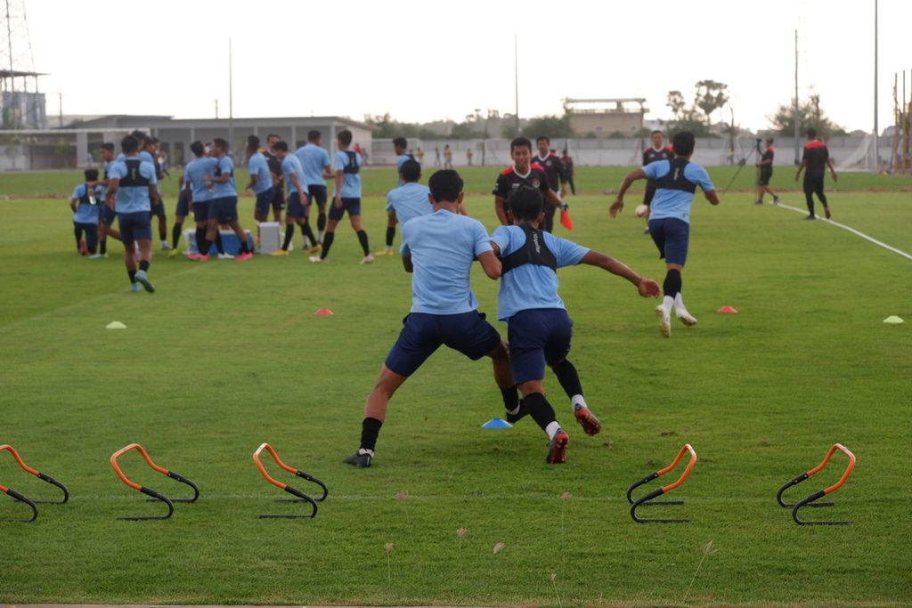 Indonesian U-22 football players train at the Visakha FC Training Center, Phnom Penh, Cambodia, Wednesday (4/5/2023). Indonesia will face Myanmar in the second match of the 2023 Cambodia SEA Games.