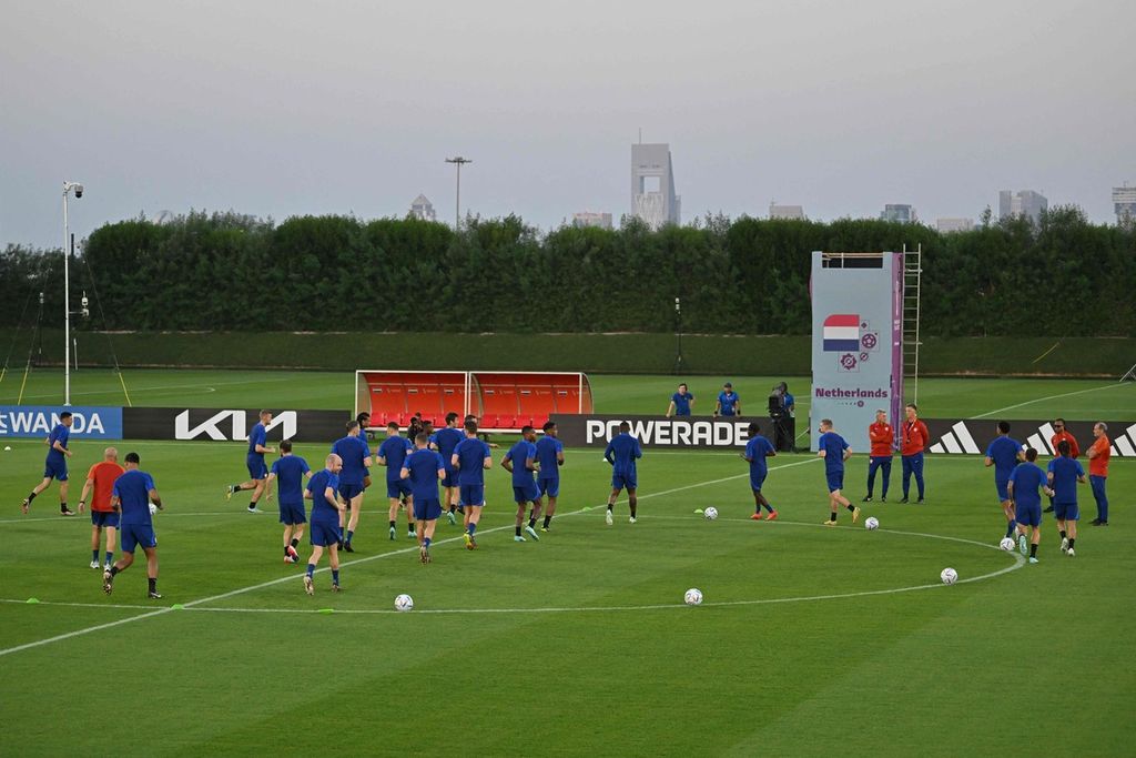 Pemain Belanda mengikuti sesi latihan di lapangan Qatar University, Doha, Qatar, Jumat (2/12/2022). Belanda akan menghadapi Amerika Serikat pada babak 16 besar Piala Dunia Qatar di Stadion Internasional Khalifa, Doha, Sabtu (3/12/2022), 