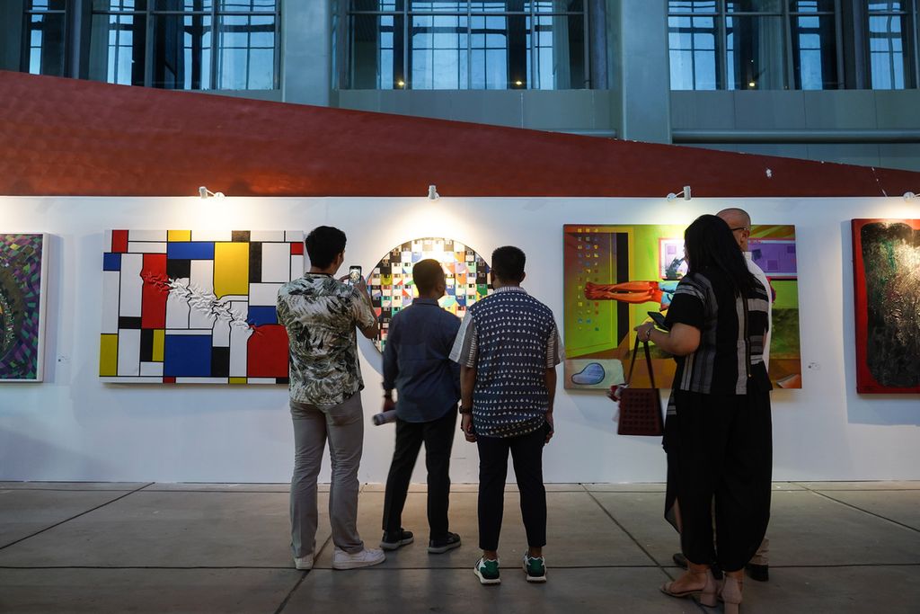 Sejumlah karya seni dipamerkan dalam pameran Rekam Masa yang digelar oleh Artopologi di Museum Nasional, Jakarta, Jumat (28/10/2022). Pameran ini mengemas konsep gelar karya seni yang terintegrasi dengan <i>blockchain </i>sehingga bisa dimiliki para pengoleksi dalam bentuk NFT. Pameran ini berlangsung hingga Minggu (6/10/2022). 