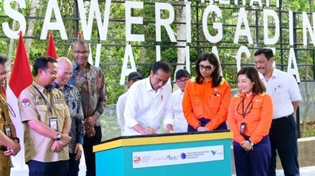 Presiden Joko Widodo meninjau sekaligus meresmikan Taman Kehati Swerigading Wallacea di PT Vale Indonesia, Kabupaten Luwu Timur, Provinsi Sulawesi Selatan, Kamis (30/3/2023).