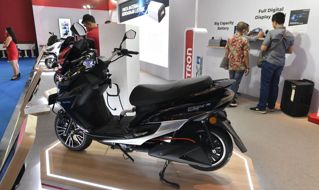 Sepeda motor listrik jenama Polytron dalam ajang Indonesia International Motor Show (IIMS) 2023 di Jakarta International Expo, Kemayoran, Jakarta, Kamis (16/2/2023). 