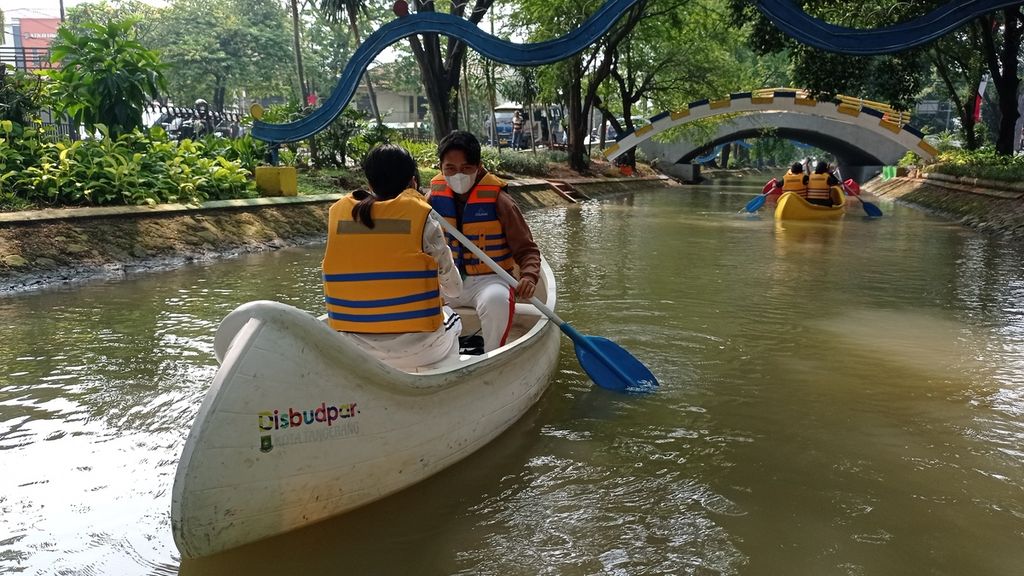 Warga menjajal wisata kano di Kali Sipon, Kota Tangerang, Banten, Sabtu (20/8/2022). Wisata air ini buka setiap Sabtu dan Minggu mulai pukul 08.00 hingga pukul 11.00.