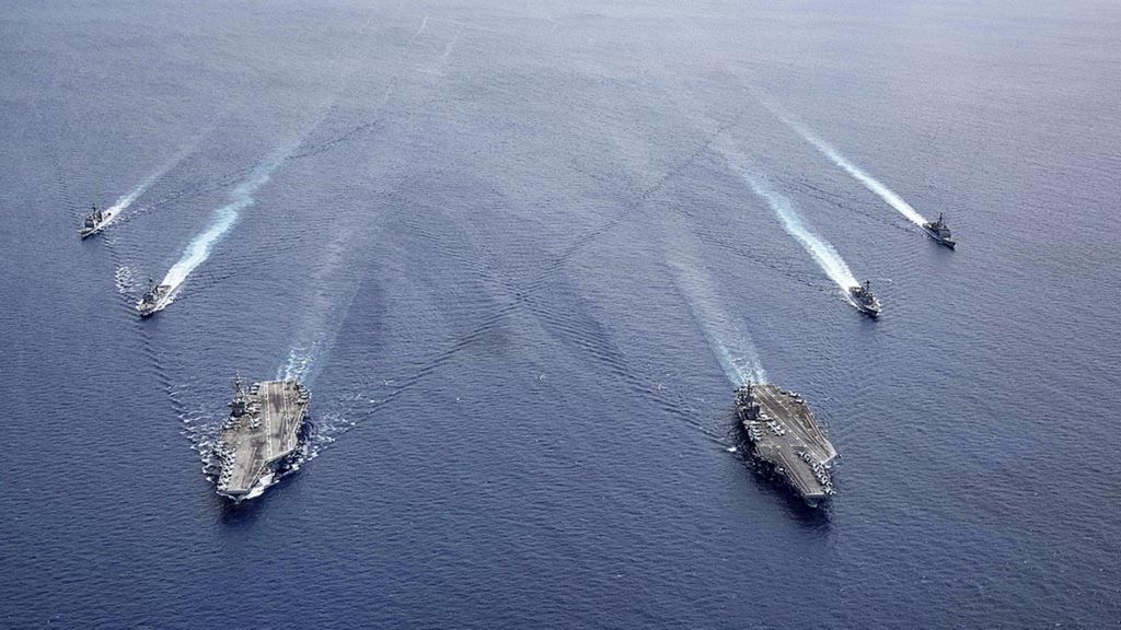 Dalam foto yang disediakan Angkatan Laut Amerika Serikat ini, tampak Kapal USS Ronald Reagan (CVN 76) dan USS Nimitz (CVN 68) sedang mengikuti latihan di Laut China Selatan, Senin, 6 Juli 2020. China berang dan menuding AS unjuk kekuatan militernya.
