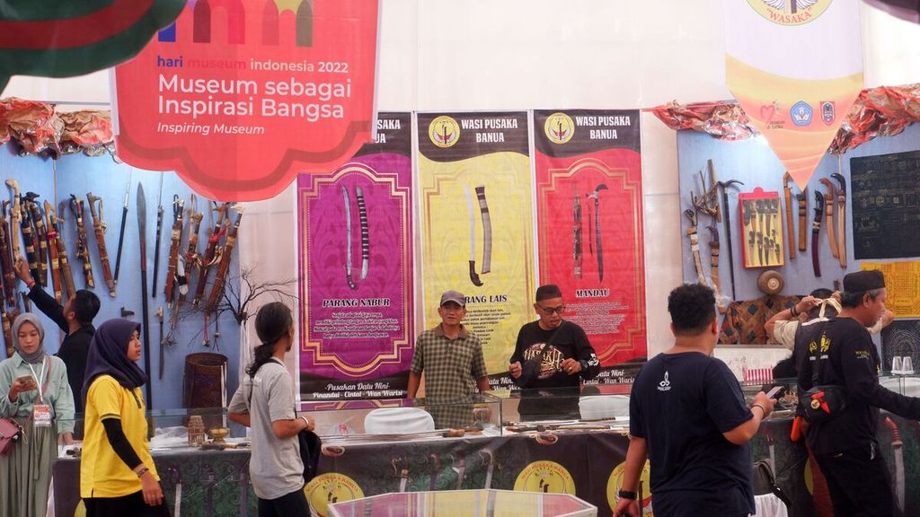 Pengunjung melihat berbagai macam jenis senjata tajam khas Kalimantan yang dipajang dalam kegiatan Pameran Temporer di Museum Wasaka, Banjarmasin, Kalimantan Selatan, Jumat (14/10/2022). Pameran tersebut digelar dalam rangka memperingati Hari Museum Indonesia 2022.