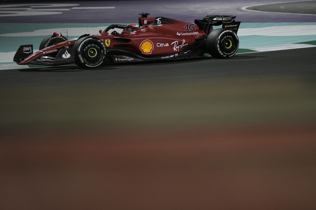 Pebalap Ferrari, Charles Leclerc, memacu mobilnya saat Grand Prix Formula 1 seri kedua di Sirkuit Corniche, Jeddah, Arab Saudi, Senin (28/3/2022) dini hari WIB. Pebalap asal Monaco itu harus puas finis di urutan kedua setelah melewati persaingan intens dengan Max Verstappen selama 50 lap.