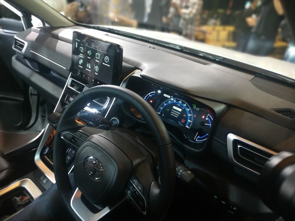 Interior bagian depan mobil Toyota Kijang Innova Zenix Hybrid saat dipamerkan dalam acara peluncuran di Grand Hyatt, Jakarta, Senin (21/11/2022).
