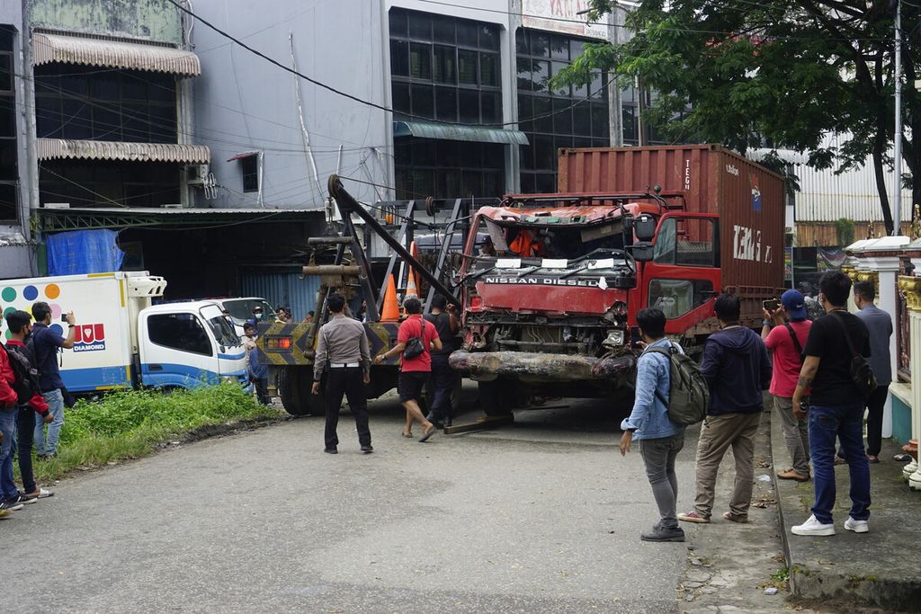 Kondisi mobil truk tronton yang mengalami rem blong dan menabrak puluhan kendaraan di simpang empat Muara Rapak, Kecamatan Balikpapan Utara, Kota Balikpapan, Kalimantan Timur, Jumat (21/1/2022).