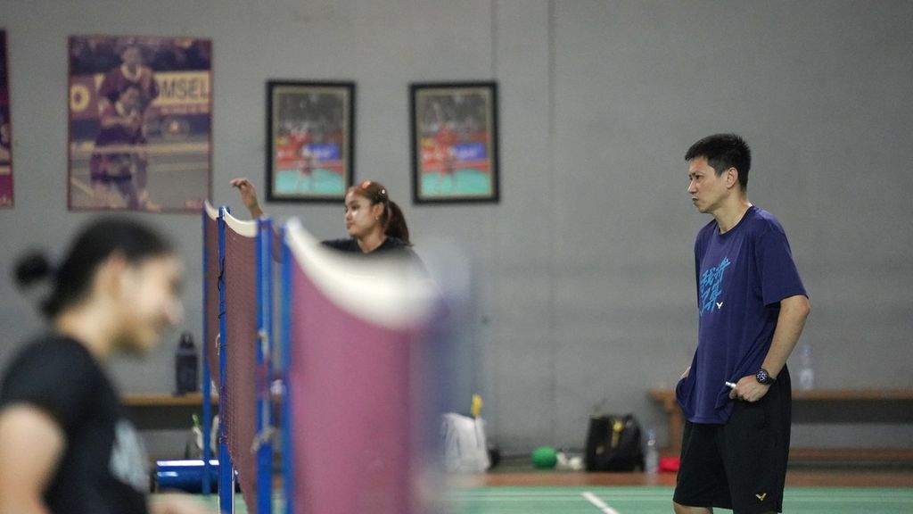 Pelatih tunggal putri yang baru, Indra Widjaja, mengamati pebulu tangkis yang dipersiapkan untuk turnamen All England 2023 di pelatnas Cipayung, Jakarta Timur, Rabu (1/3/2023). 
