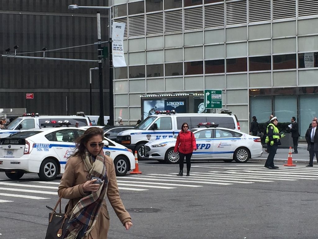 Suasana Kota New York, Amerika Serikat, beberapa saat setelah terjadi serangan teror oleh pengemudi yang menabrakkan truk pikapnya ke jalur sepeda dan pejalan kaki di Manhattan, Selasa (31/10/2017) pukul 15.05 waktu setempat.