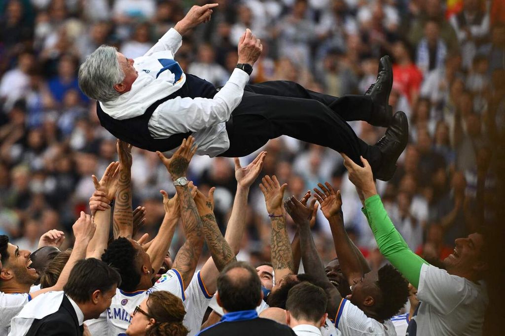 Pelatih Real Madrid Carlo Ancelotti (atas) diangkat para pemainnya setelah mereka menjuarai Liga Spanyol seusai mengalahkan Espanyol, 4-0, pada 30 April 2022. Real juga menembus final Liga Champions Eropa untuk menghadapi Liverpool.