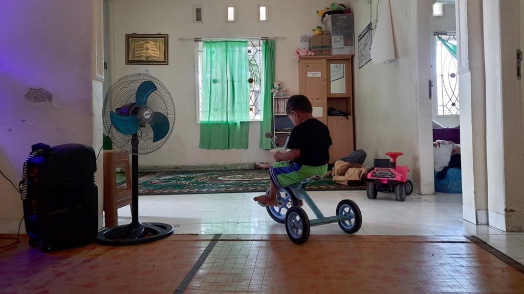 Pasien kanker leukemia anak bermain sepeda di Rumah Singgah Pasien Inisiatif Zakat Indonesia Sumatera Barat, Padang, Sumbar, akhir Januari 2020. 
