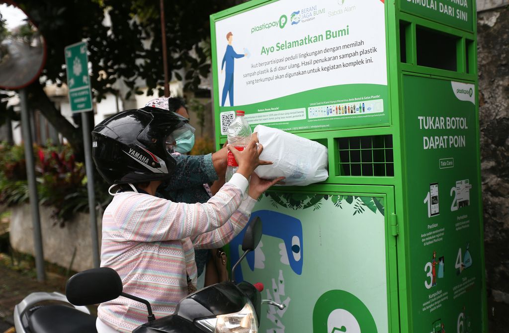 Warga menyetor sampah botol plastik ke tempat penampungan mandiri di kawasan perumahan Bintaro, Pondok Aren, Tangerang Selatan, Banten, Jumat (25/2/2022). 