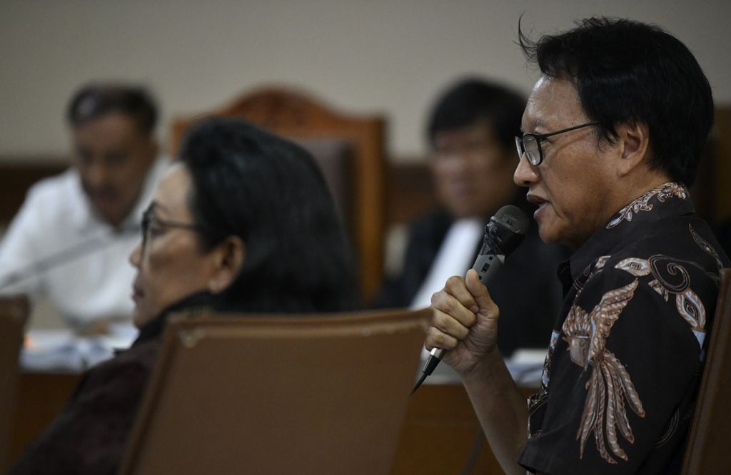 Mantan Direktur Utama Perum Percetakan Negara Isnu Edhi Wijaya memberikan keterangan sebagai saksi untuk terdakwa Markus Nari, mantan anggota Komisi II DPR dari Fraksi Partai Golkar, dalam sidang lanjutan kasus dugaan korupsi proyek pengadaan ktp elektronik di Pengadilan Tindak Pidana Korupsi (Tipikor) Jakarta, Rabu (11/9/2019). Setelah pekan lalu eksepsi yang diajukan Markus Nari ditolak majelis hakim sidang dilanjutkan dengan agenda pemeriksaan saksi.
