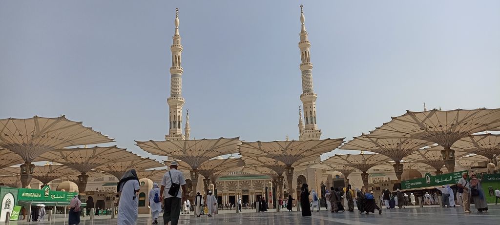 Jemaah pulang dari menunaikan shalat Ashar dari Masjid Nabawi di Madinah, Arab Saudi, Minggu (24/7/2022) sore. Banyak anggota jemaah haji yang menunaikan amalan sunah di masjid ini, terutama arbain, yaitu menjalankan shalat 40 waktu.