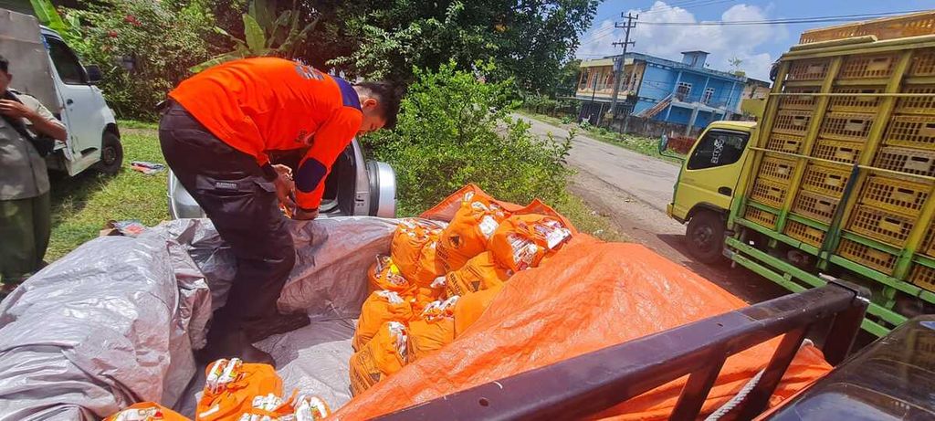 Petugas Badan Penanggulangan Bencana Daerah Sumatera Selatan mengantarkan bantuan paket sembako bagi warga terdampak banjir di Kecamatan Muara Kelingi, Kabupaten Musi Rawas, Sumsel, Selasa (14/3/2023).