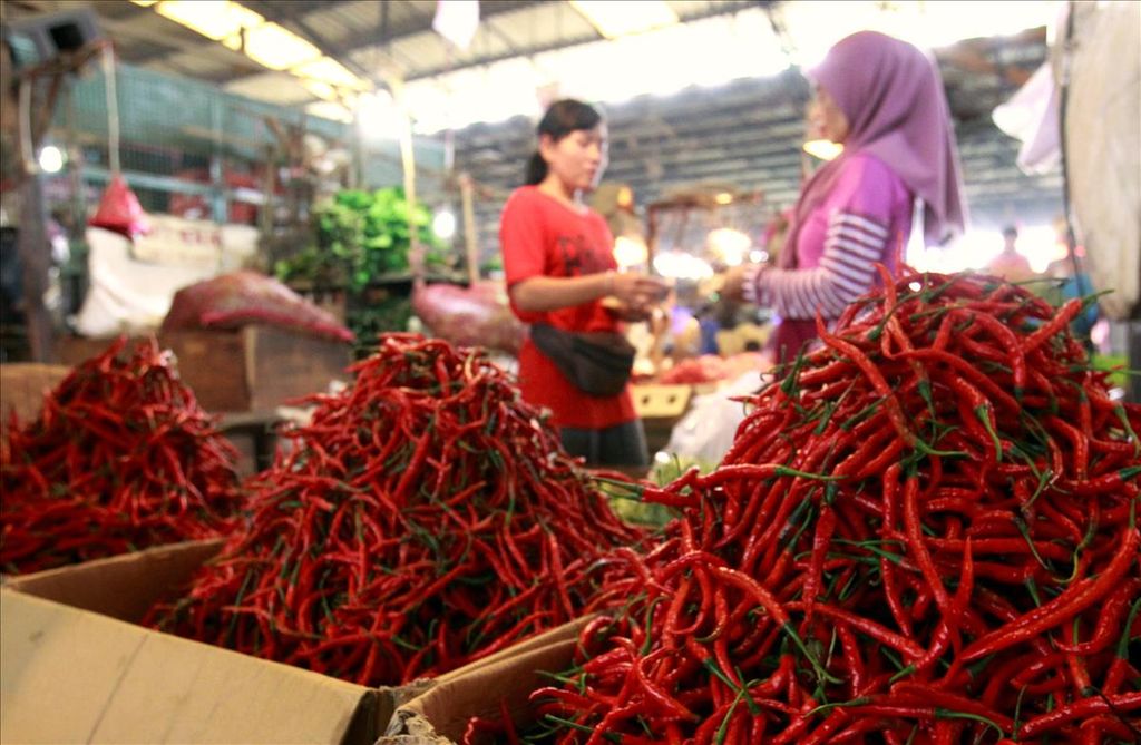 Pedagang di Pasar Kramat Jati, Jakarta Timur, melayani konsumen. Dampak musim kemarau membuat harga cabai yang dijual di pasar tradisional naik. Harga cabai merah keriting di Pasar Kramat Jati, Kamis (8/8/2019), mencapai Rp 80.000 per kilogram dari yang sebelumnya Rp 60.000/kg.