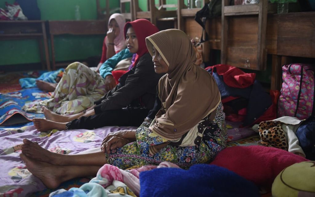 Warga lanjut usia dari Dusun Umbulan mengungsi di SD Negeri Supiturang 4 pascaerupsi Gunung Semeru di Kecamatan Pronojiwo, Kabupaten Lumajang, Jawa Timur, Minggu (4/12/2022). 