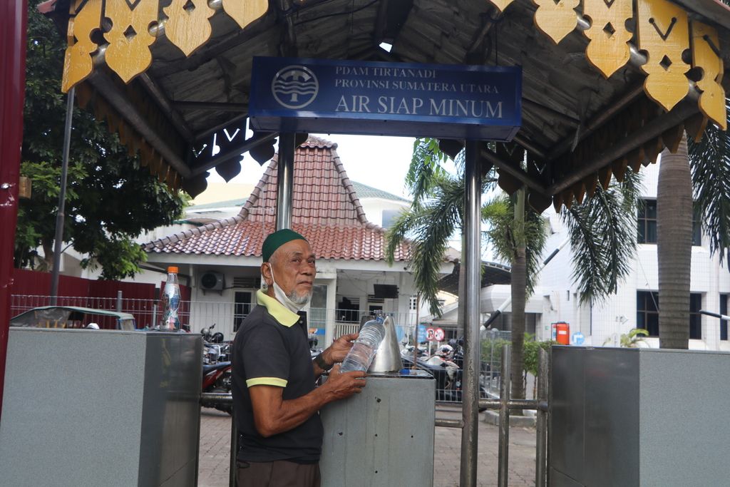 Warga mengambil air siap minum dari PDAM Tirtanadi di Jalan Sisingamangaraja, Medan, Sumatera Utara, Kamis (22/9/2022).