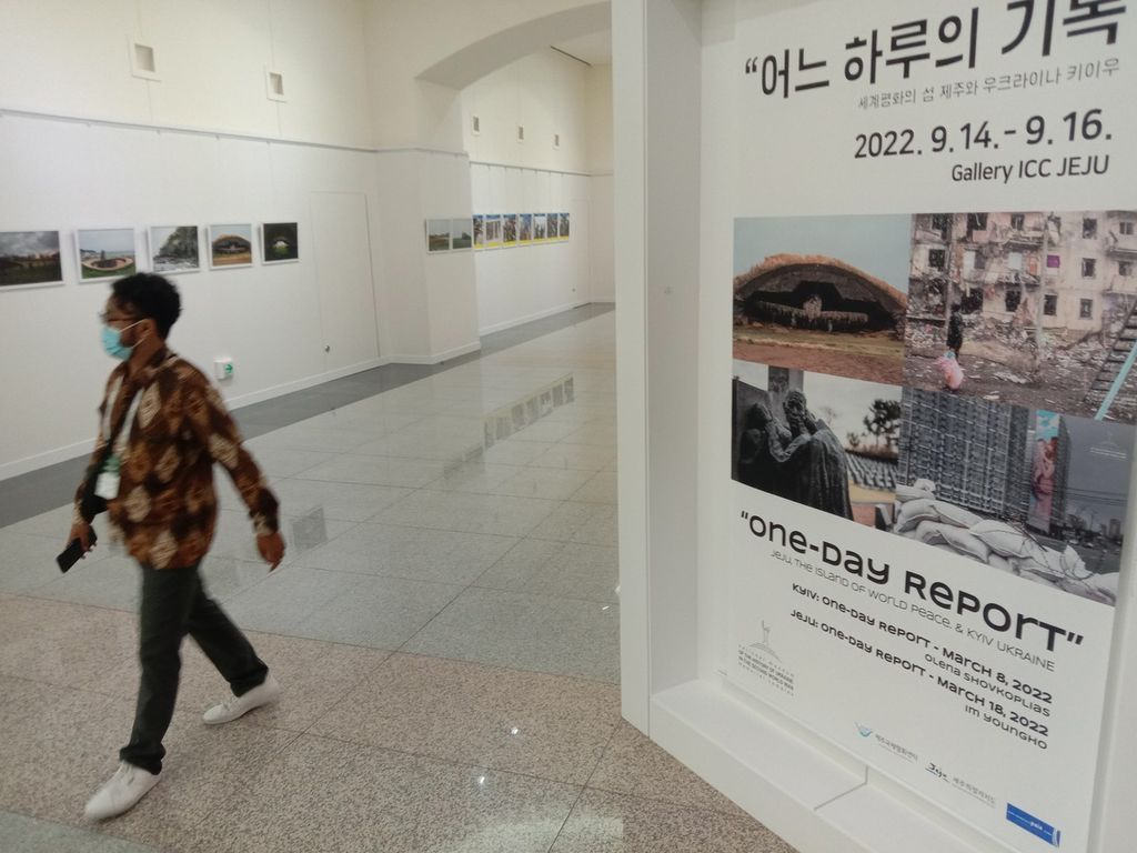 Pameran foto imbas efek perang Rusia-Ukraina di luar arena Jeju Forum 2022, di Jeju, Korsel, Rabu (14/9/2022).